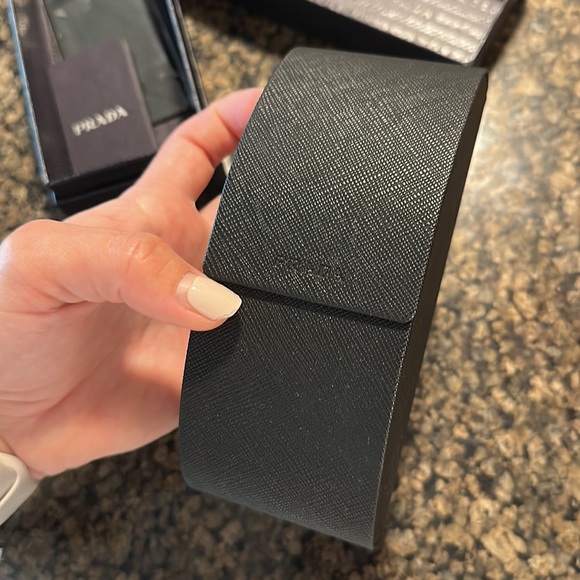 Prada sunglasses - Picture 4 of 7